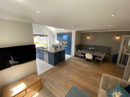 Ascot stunning and modern 4 bedroom town house with 156 sq ft garden office