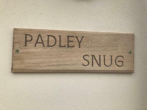 Padley Snug with private courtyard garden