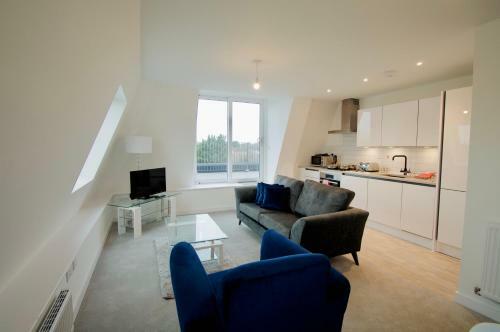 Luxurious 2 Bed apartment - estuary views, close to the beach & docks.