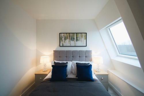 Luxurious 2 Bed apartment - estuary views, close to the beach & docks.