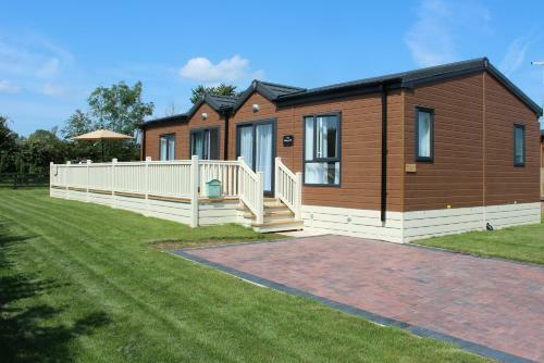 Luxurious Cabin Lodge 2 / 3 Bed, With Private Hot-Tub. Near York, Wilberfoss, East Riding of Yorkshire