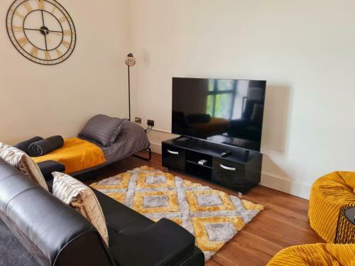 Barton Sleeps - 1 bedroom, Sleeps 4, Warrington Town Centre, Smart TV, WiFi, Parking