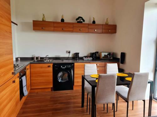 Barton Sleeps - 1 bedroom, Sleeps 4, Warrington Town Centre, Smart TV, WiFi, Parking