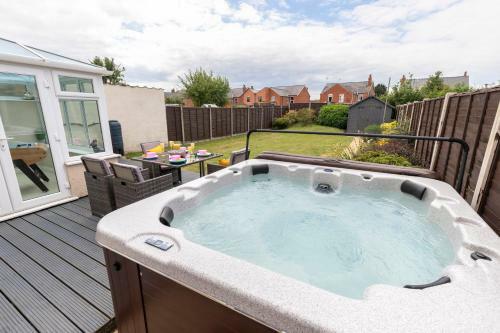 Modern Three Bedroom Home in Gloucester with Hot Tub, Gloucester, Gloucestershire