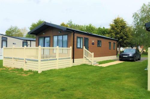 The Beck Lodge with hot tub, Barmby on the Moor, East Riding of Yorkshire