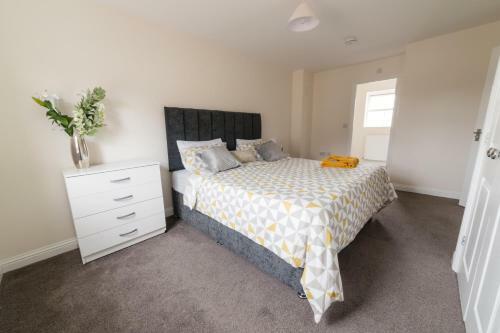Huge Contractor Team House with free parking and wifi by Trade Stays, Bedford, Bedfordshire