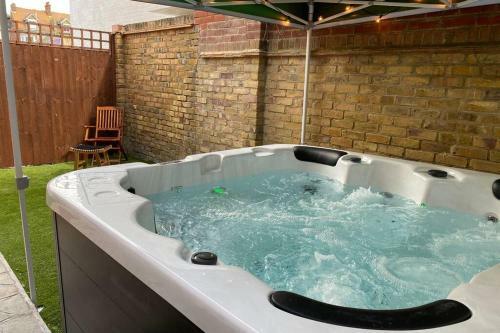 Westbrook Hot Tub Apartment with Free Parking
