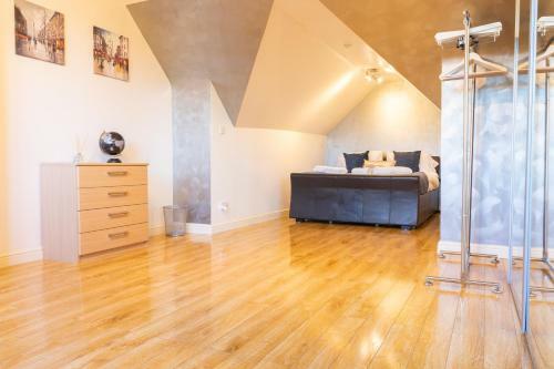 Little-Known 3 Double Bedroom City Centre House includes 2x Private Parking with Enchanting Rear Garden and Open Plan Lounge Dining Room plus Gorgeous wood-floor Master Bedroom and Excellent Reviews