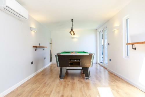 3Bed house with games room, hot tub & free parking