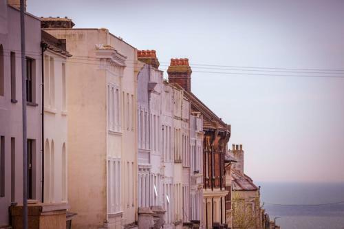 Artist's Loft - stylish 1-bed just 5 mins stroll from the beach