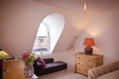 Artist's Loft - stylish 1-bed just 5 mins stroll from the beach