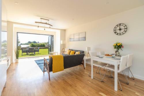 New Luxury 2 Bed Coastal Apartment in Maidencombe, Mins From Beach, Parking & Sea Views, Stokeinteignhead, Devon