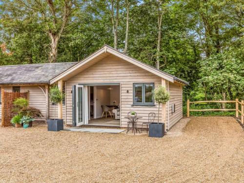 Pass the Keys Delightful 1 bed lodge in South Downs village, Chichester, West Sussex