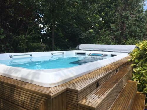 Harrogate boutique lodge with heated pool and hot tub, Staveley, North Yorkshire