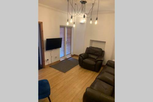 Big 6 bed house w/ 5 double beds WIFI and Netflix