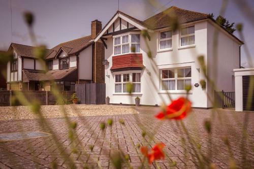 Skip to the Beach - dog friendly house ideal for large families, Pevensey, East Sussex