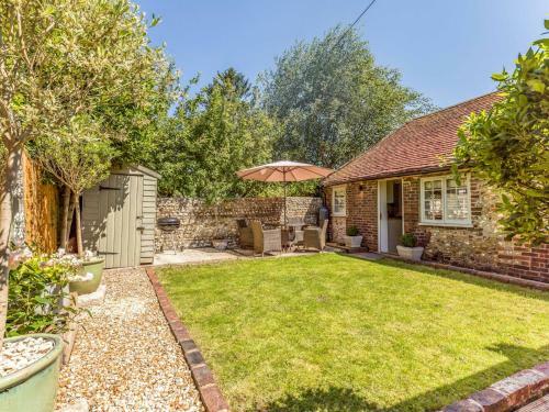 Pass the Keys Charming Cottage with pretty Private Garden, Chichester, West Sussex