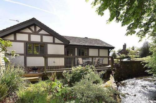 Exclusive riverside lodge in picturesque Prestbury, Prestbury, Cheshire