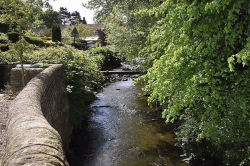 Exclusive riverside lodge in picturesque Prestbury