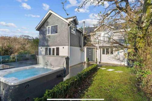 Beautiful House Cornwall with hot tub & acre of garden