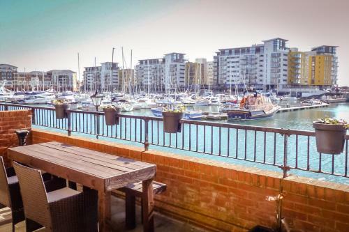 Beautiful Dawn - relax with stunning marina views