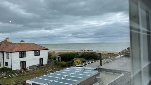 Situated Metres From The Beach 2 Bedroom Apartment Sleeps 4