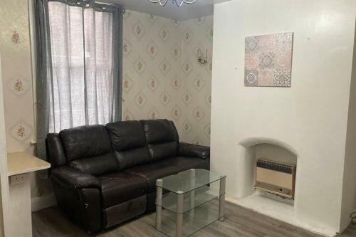 Cheerful 2 bedroom house with free parking