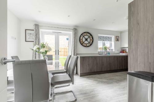 Greenfield's - New Modern 3 Bedroom Home - Johnstonen Close, Bracknell, Bracknell, Berkshire